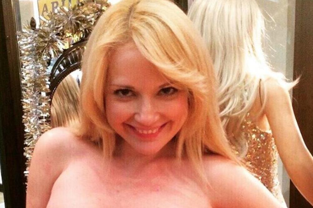 Kuvana rakija, poljubac i nema zime! Maja Nikolić provodi Badnje veče na -19C! (VIDEO)