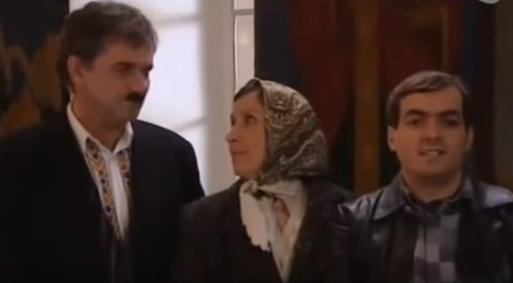 Selo gori, a baba se češlja