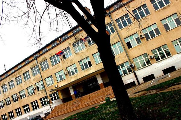 Srednjoškolka u Zemunu opisivala seks s profesorima?! Svi u panici!