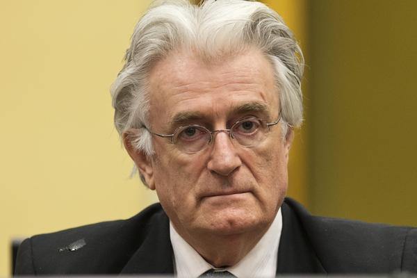 Karadžićev prvi intervju posle presude: U zatvoru svira frulu i stalno se smeje!