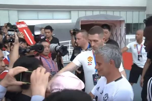 Nož u srce: Murinjov postupak je izazvao bes navijača Čelsija! (VIDEO)