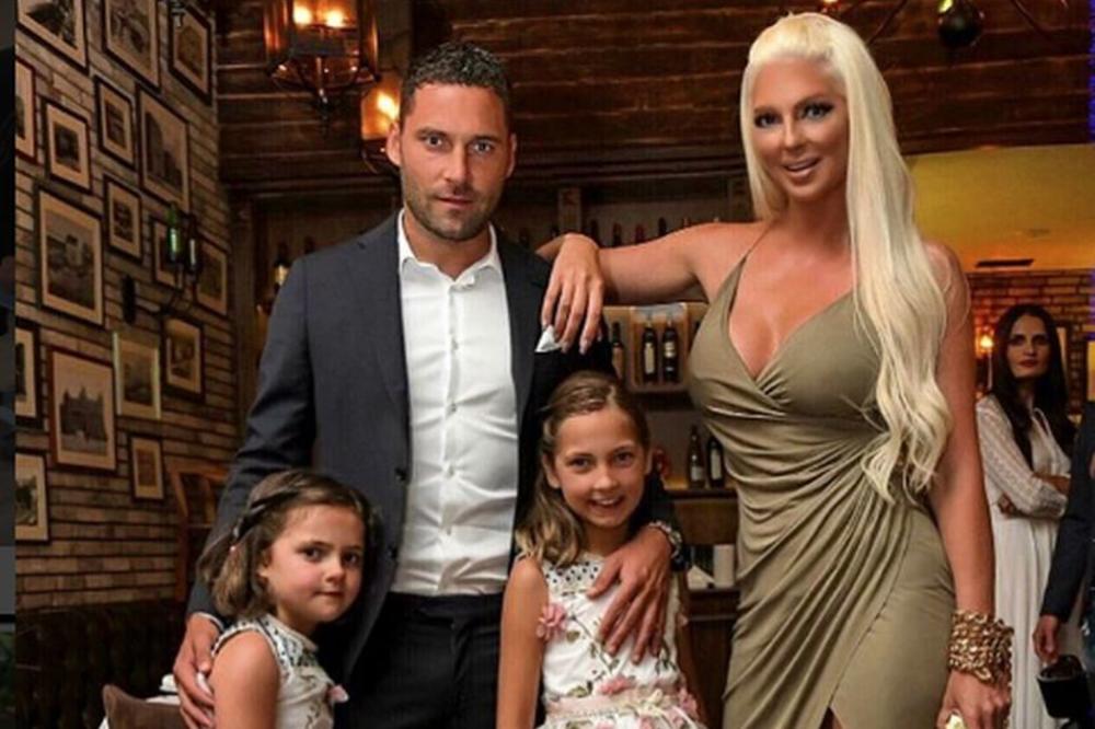 Ovaj frajer je jedini pored Duška smeo da čestita rođ JK! Al poklon mu nije ni prineti! (GIF) (FOTO)