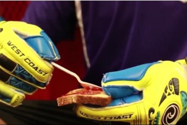 Golmani, ne jedite džem! Počećete da postižete bizarne autogolove! (VIDEO)