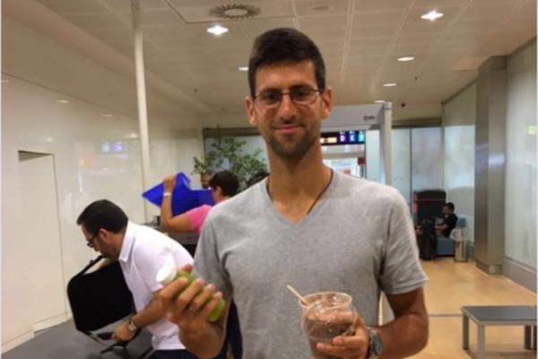 Nole, to što si prvi teniser sveta ne znači da smeš da jedeš tu! (FOTO)