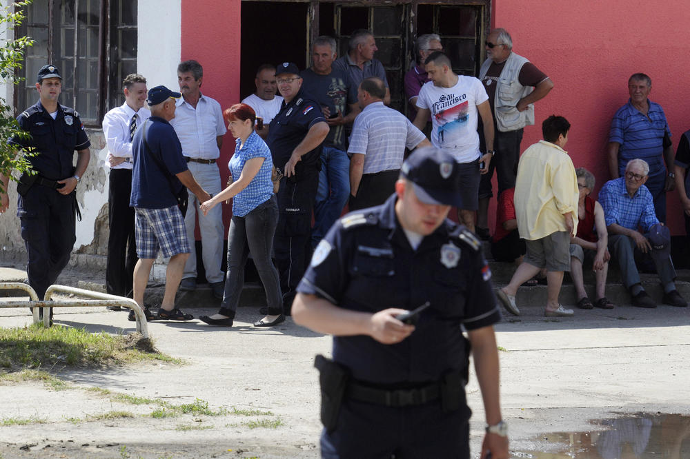 Srbi napadnuti ispred manastira na Kosovu: Ispaljena dva rafala na 20 Srba dok su čistili portu!
