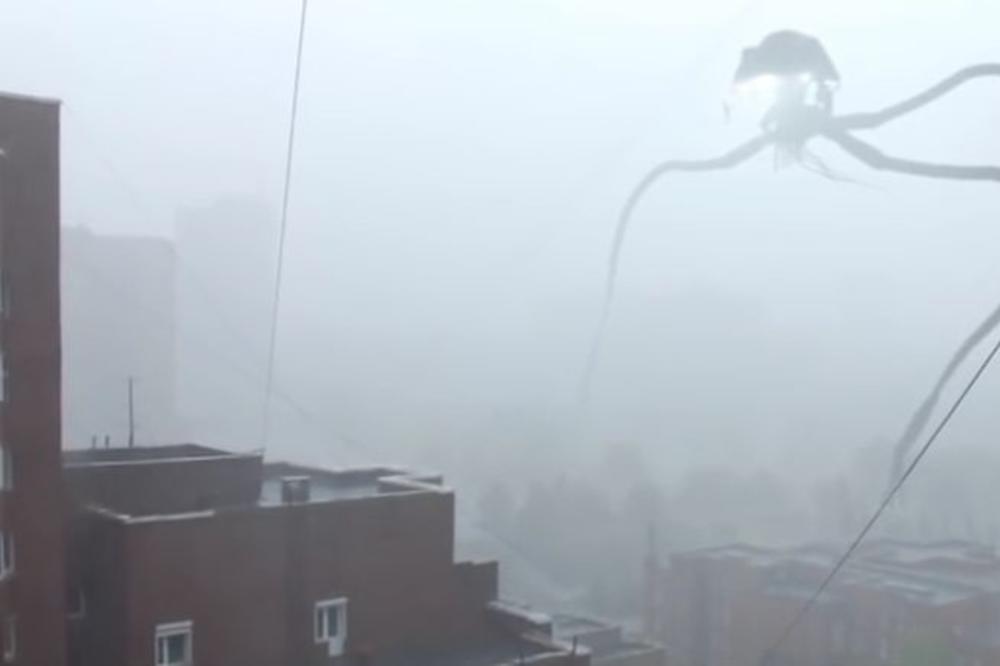 Mars napada?! Tronogo čudovište izronilo iz magle i izbezumilo stanovnike Rusije! (VIDEO)