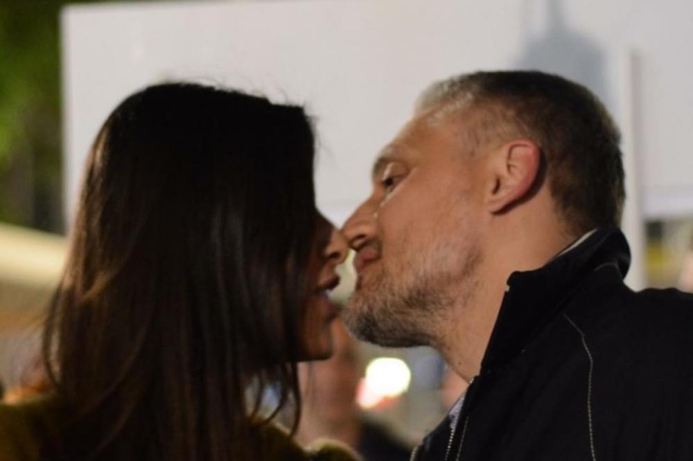 ČEDA KIDISAO NA SUPRUGU NASRED PLAŽE! Zbog ove fotke zavideće joj pola Srpkinja! (FOTO)