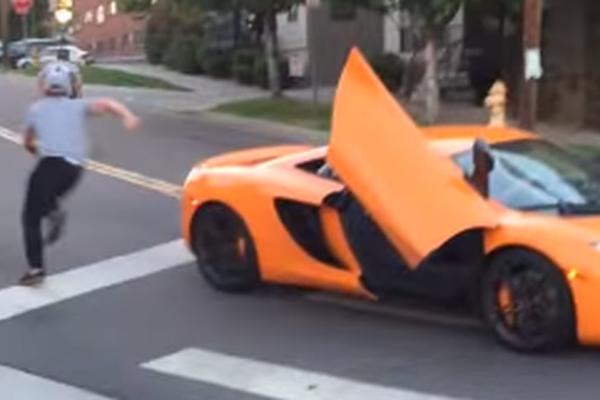 Klinac skejtbordom upropastio auto vredan 250.000 dolara! Suvozač krenuo da ga juri, a onda je nastao haos (VIDEO)