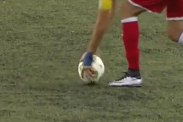 Pa ovo je prejako: Fudbaler u Bosni nije mogao da izvede faul iz bizarnog razloga! (VIDEO)
