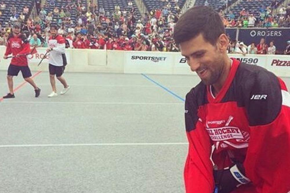 Nije samo dobar sa reketom: Nole prvi put u životu zaigrao hokej i pokidao! (FOTO) (VIDEO)