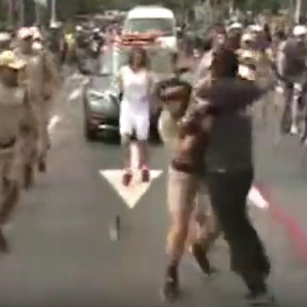 Opet napad na olimpijsku baklju: Nepoznati čovek hteo da je otme! (VIDEO)