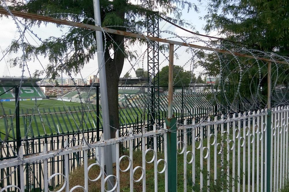 Zastrašujuće i jezivo: Delije u Razgradu čekaju bodljikava žica i šiljci! (FOTO)