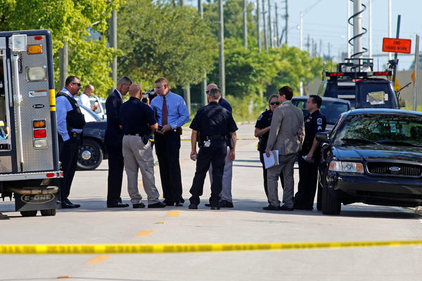 STRAVIČNA PUCNJAVA NA FLORIDI: U Džeksonvilu OKLOPNA VOZILA na ulicama! (VIDEO)