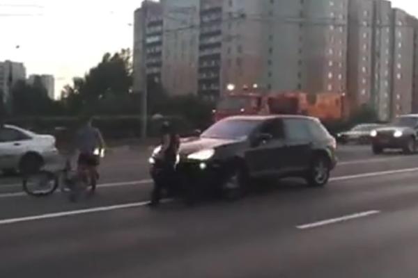 Tako to Rusi rešavaju: Izašli da biju bicklistu, ali su se zbog toga gorko pokajali (VIDEO)