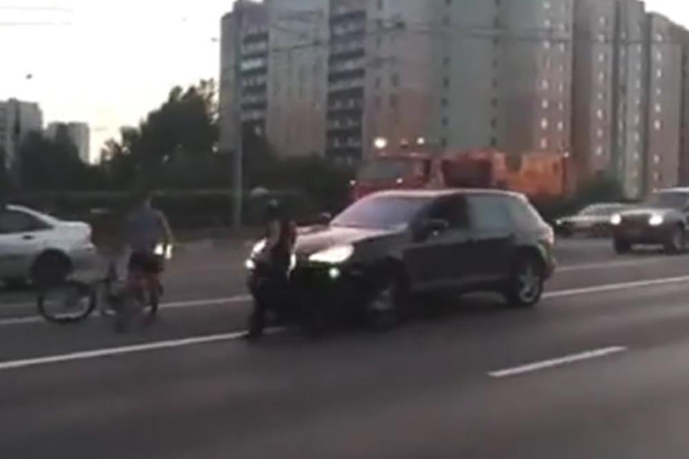 Tako to Rusi rešavaju: Izašli da biju bicklistu, ali su se zbog toga gorko pokajali (VIDEO)