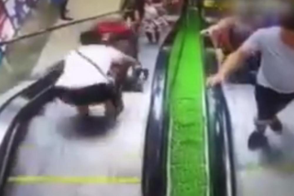 Nesmotreno je sa bebom prišla pokretnim stepenicama: Zbog onog što se desilo osuđuje je ceo svet! (VIDEO)