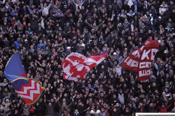 Delije napale turiste i pretukle policajca i taksistu!