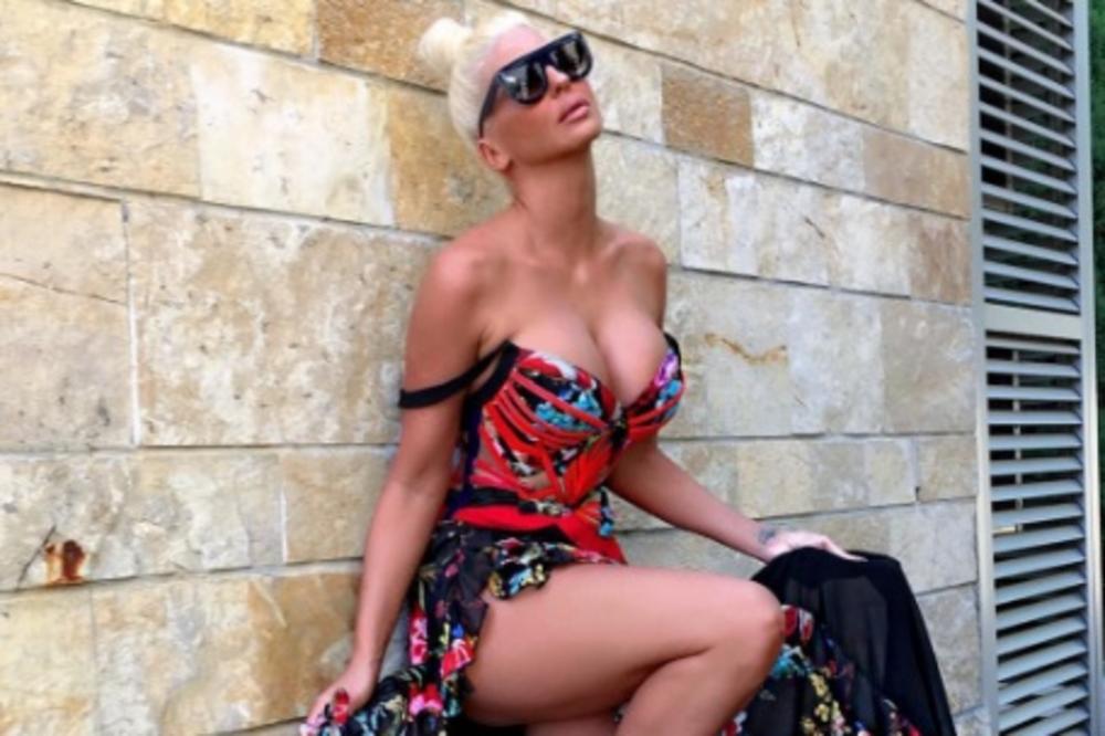 JK je sada nadmašila samu sebe! Hit leta! Ovakve cipelice do sada još niste videli! (FOTO)