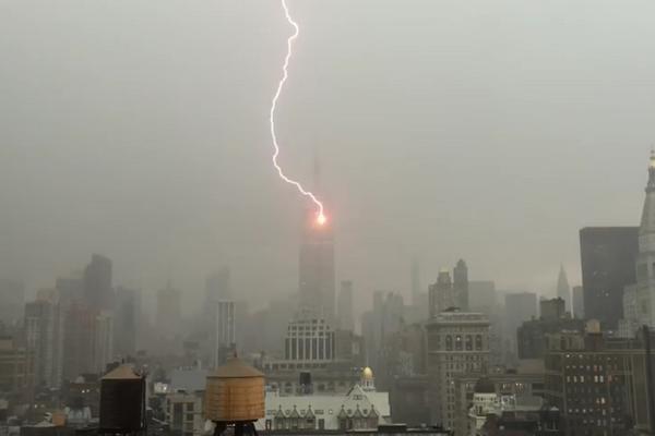 UPOZORENJE ZA CELU SRBIJU: Stižu veliki pljuskovi sa grmljavinom, grad i olujni vetar!