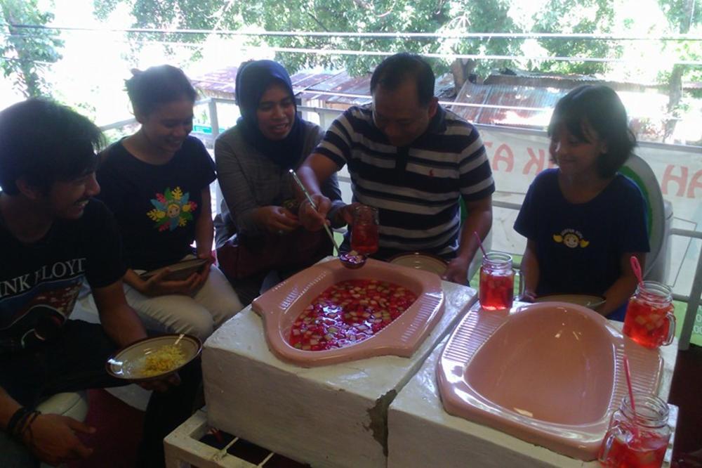 Lapaju čorbu iz čučavaca i uživaju! Da, dobro ste čuli! (FOTO)