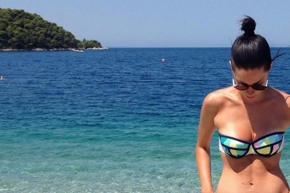 Ne silazi sa njega...Sara Jo ga dohvatila u javnosti, a on se bukvalno otopio! Šokiraćete se kada vidite ko je! (FOTO)