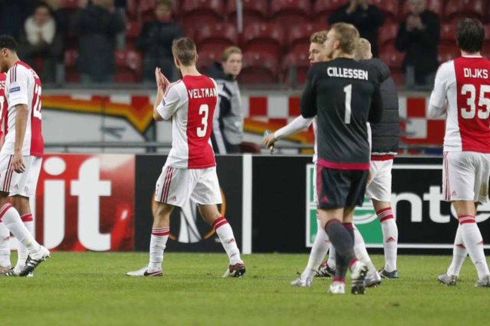 Da li je to poznat novi šampion Holandije? Ajaks zavijen u crno u Ajndhovenu! (VIDEO)