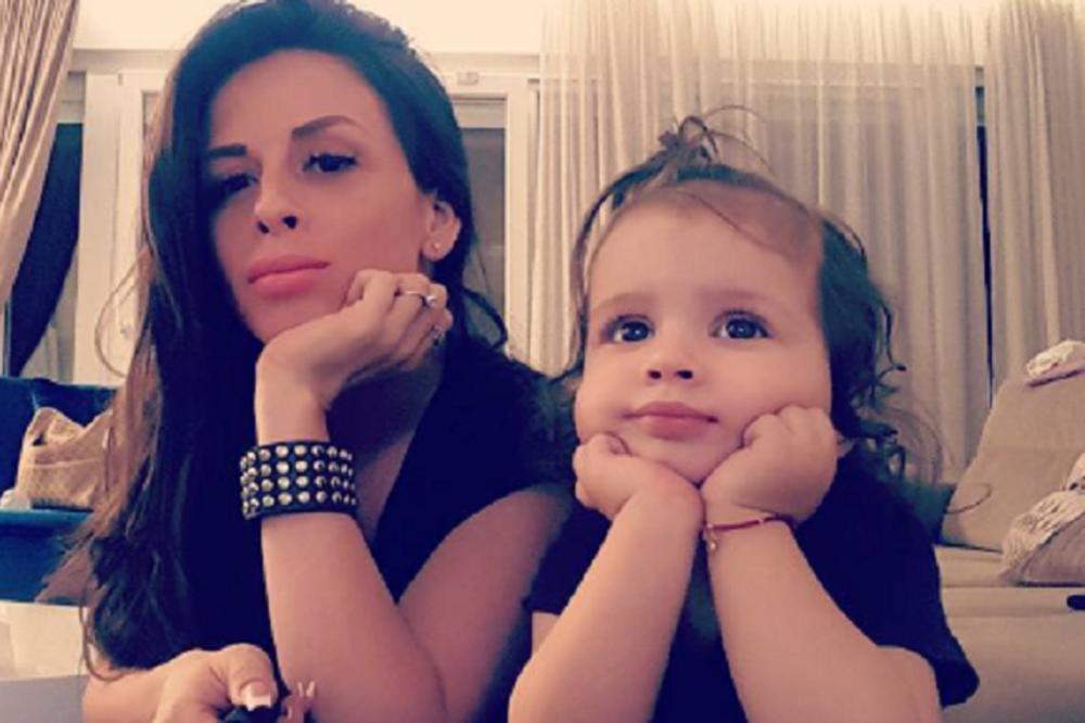 Slatkoća na kub! Ana Sević skocakala Lorenu za plažu - prava mala manekenkica!  (FOTO)