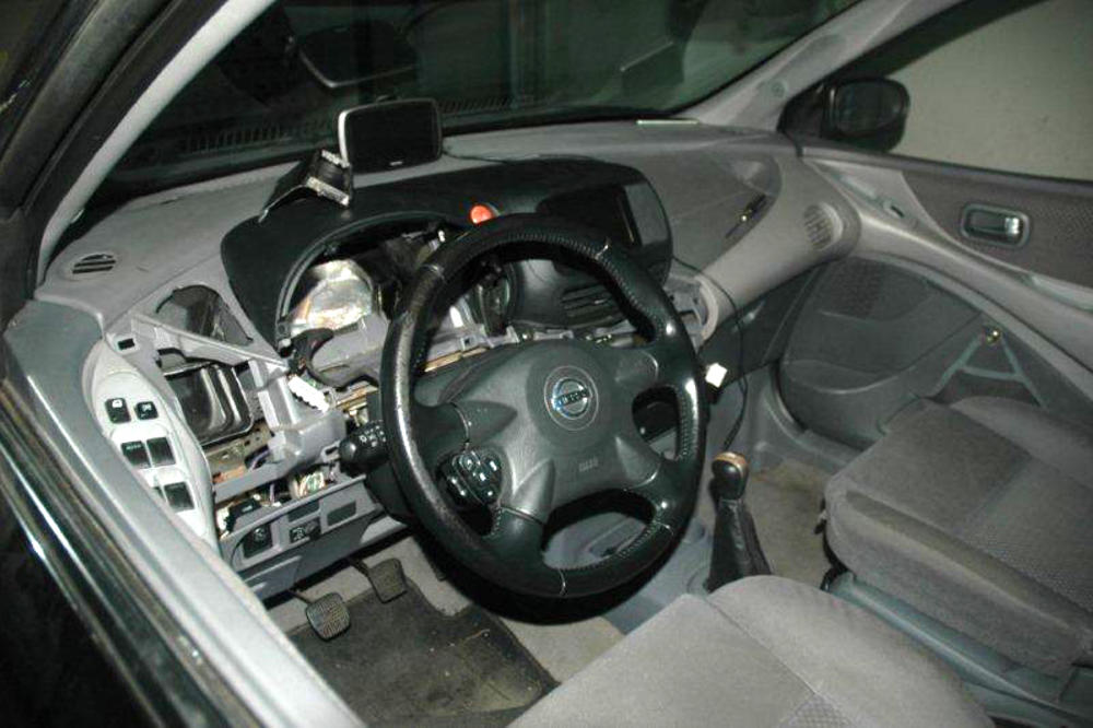 Pogledajte šta je sve srpska policija našla u autu jednog Albanca i gde je krio plen! (FOTO)