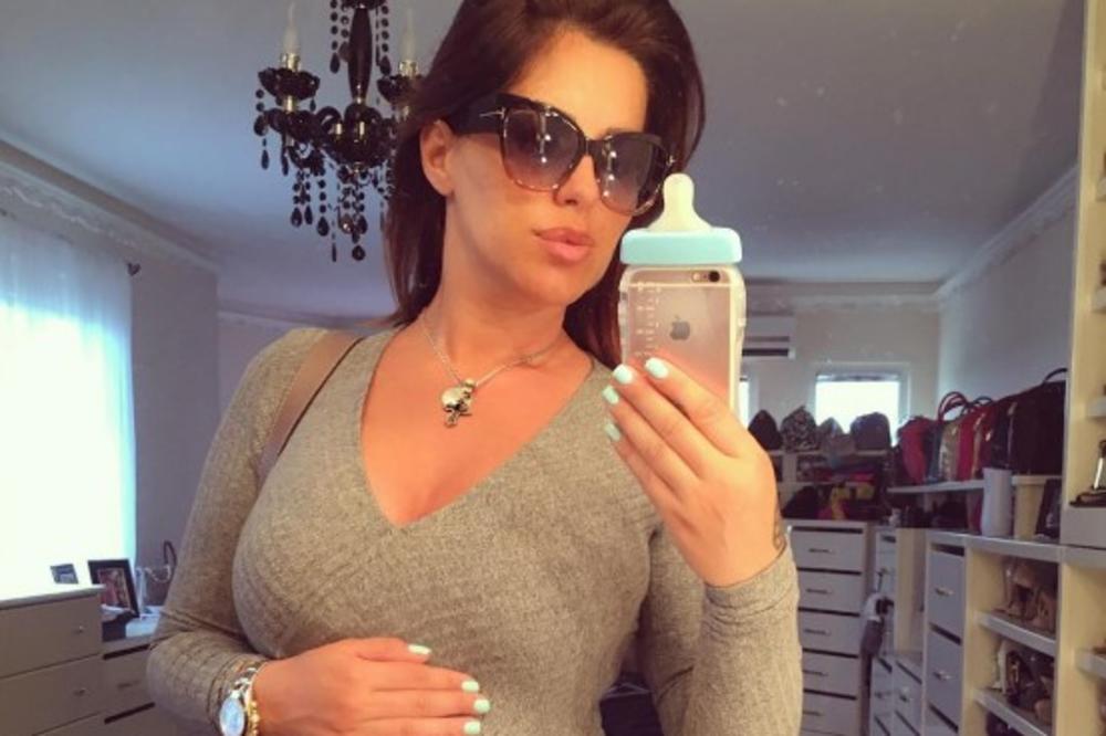 Nisu ni ušli, a već ih tera: Evo kako trudna Seka dočekuje novinare! Nije baš prijatno! (VIDEO)