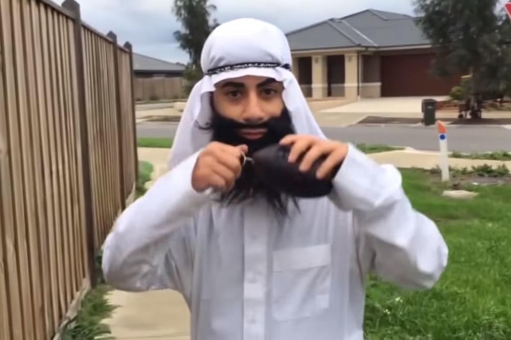 Pazi bombaaa! Maskirani Arapin je bacio torbu s eksplozivom, a reakcije ljudi bile su urnebesne! (VIDEO)