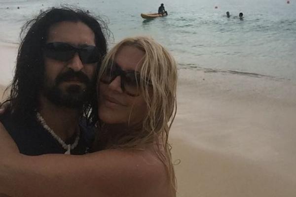 Je l' moguće da ovako izgleda u sedmoj deceniji? Skinula se u kupaći, a momci su ostali u šoku! (FOTO)