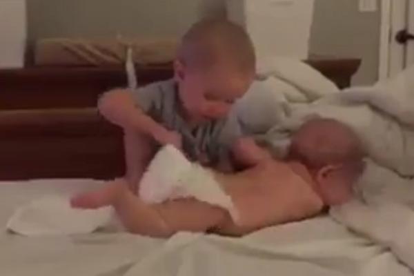 Mama je zauzeta, dođi ja ću da te presvučem: Da li je ovo najbolji brat na svetu? (VIDEO)