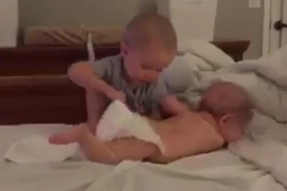 Mama je zauzeta, dođi ja ću da te presvučem: Da li je ovo najbolji brat na svetu? (VIDEO)