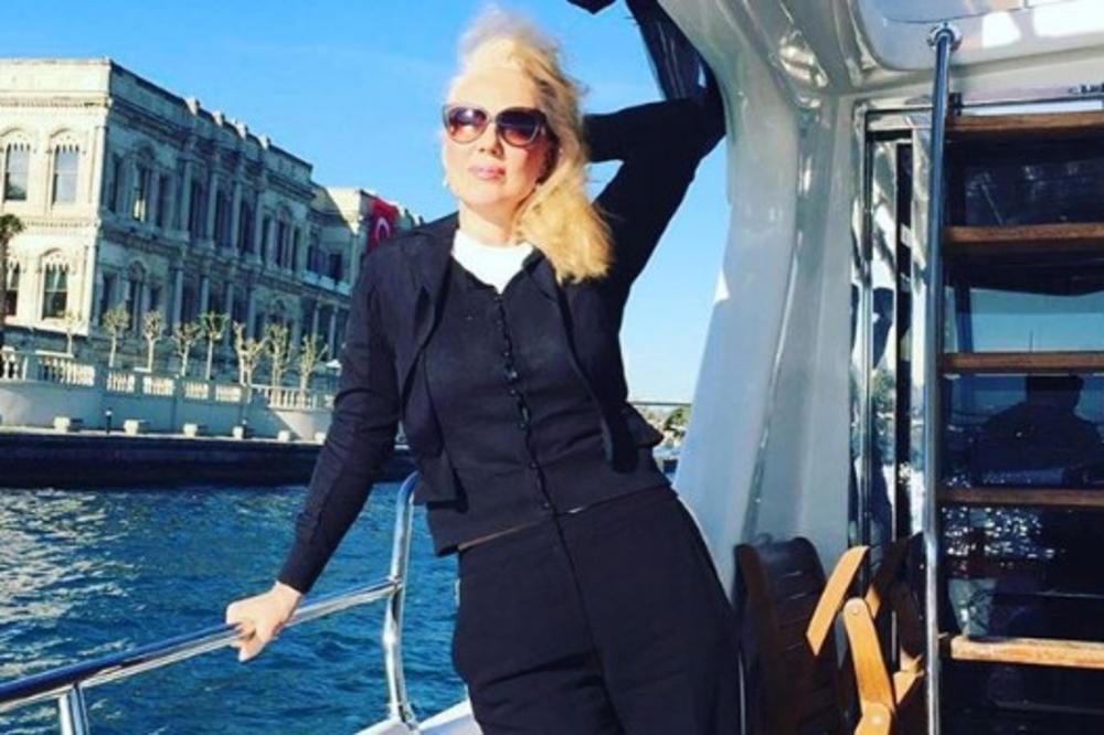 Brenu razapeli na Fejsbuku: Ti si ubica, kako možeš to da radiš?! Pevačica u šoku! (FOTO)