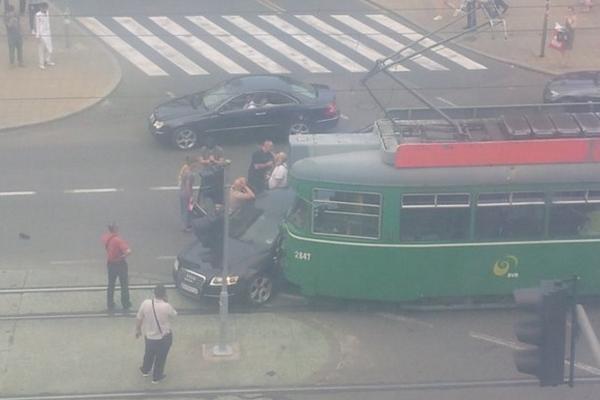Audi udario u tramvaj, dvoje povređenih! (FOTO)