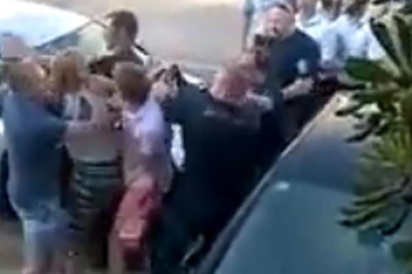 Komunalci u Hrvatskoj ovako dobijaju batine: Gosti kafića pesničili ih za pamćenje! (VIDEO)