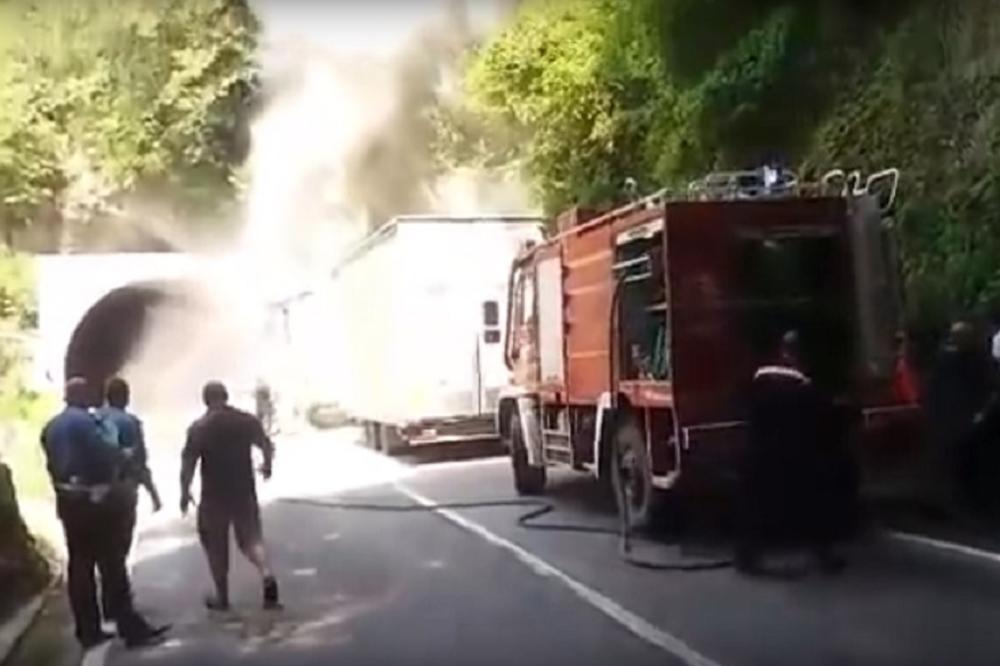 Dim i vatra u Morači: Izgoreo kamion prepun smokija (VIDEO)