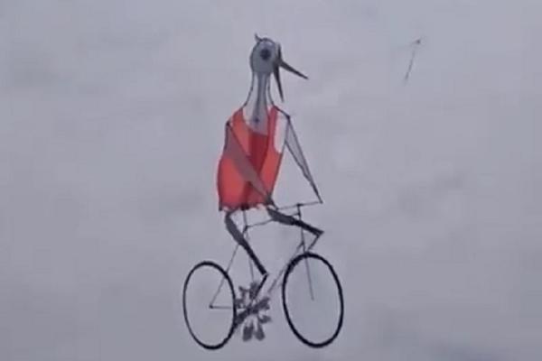 Oni su puštali zmajeve: Da li ste spremni za kratku vožnju nebom? (FOTO) (VIDEO)