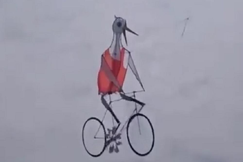 Oni su puštali zmajeve: Da li ste spremni za kratku vožnju nebom? (FOTO) (VIDEO)