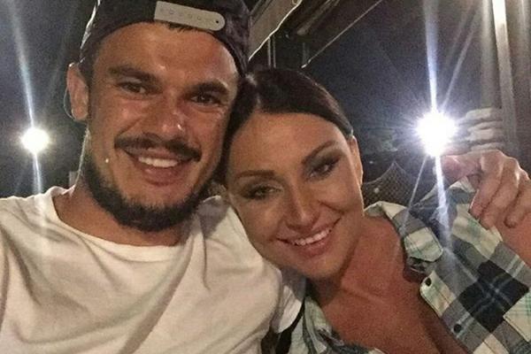Fudbaler cicija: Katarina Živković pokazala verenički prsten - kao da je iz kinder jajeta! (FOTO)