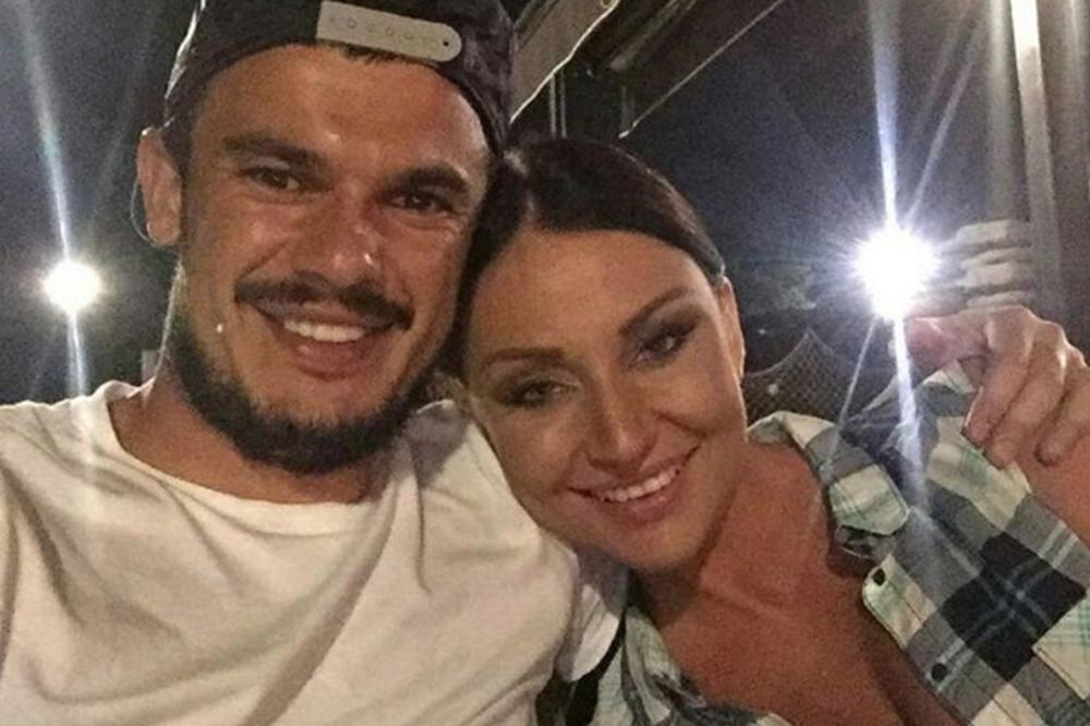 Fudbaler cicija: Katarina Živković pokazala verenički prsten - kao da je iz kinder jajeta! (FOTO)