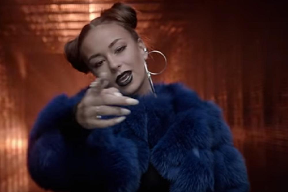 ELENA KITIĆ SLIKALA SE GOLA KAO OD MAJKE ROĐENA! Samo se rukama prekrila. a svi gledaju samo u NOKTE! (FOTO)