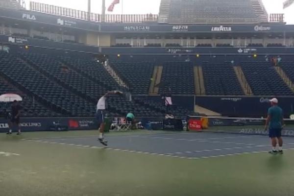 Đoković se smrzava i trenira na kiši, dok Vajda pored njega tera šegu! (VIDEO)