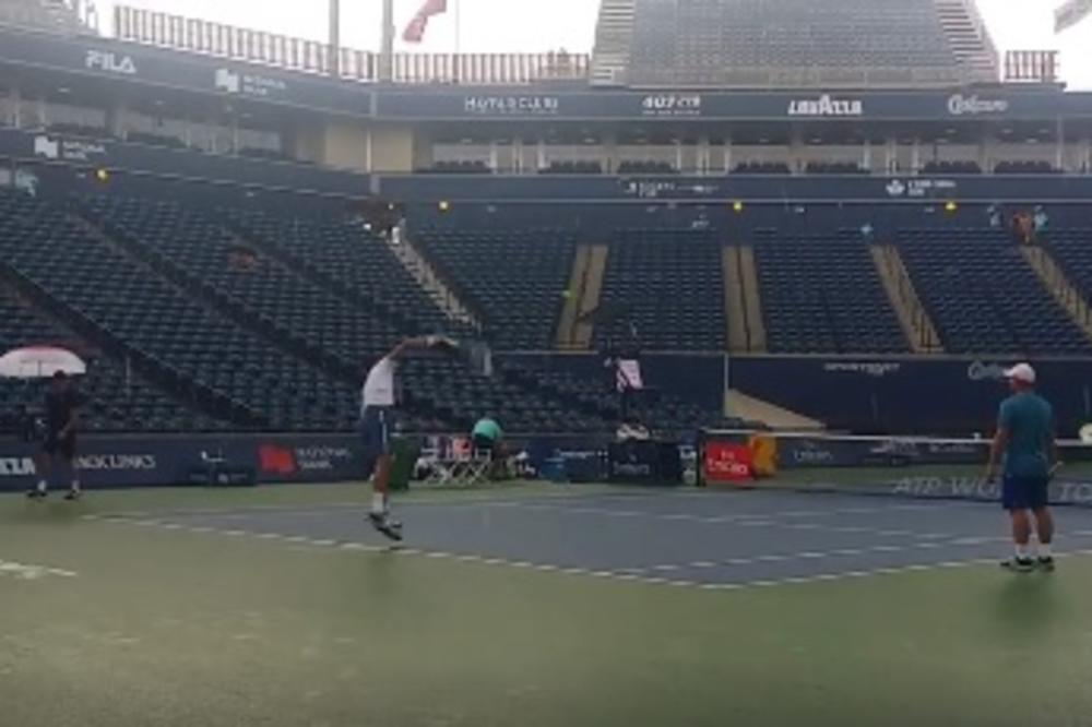 Đoković se smrzava i trenira na kiši, dok Vajda pored njega tera šegu! (VIDEO)