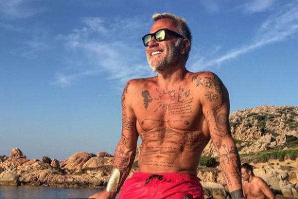 Seksi deda objašnjava: Gazi pedesete, a pored sebe šeta najlepše ribe! Kako? (VIDEO)