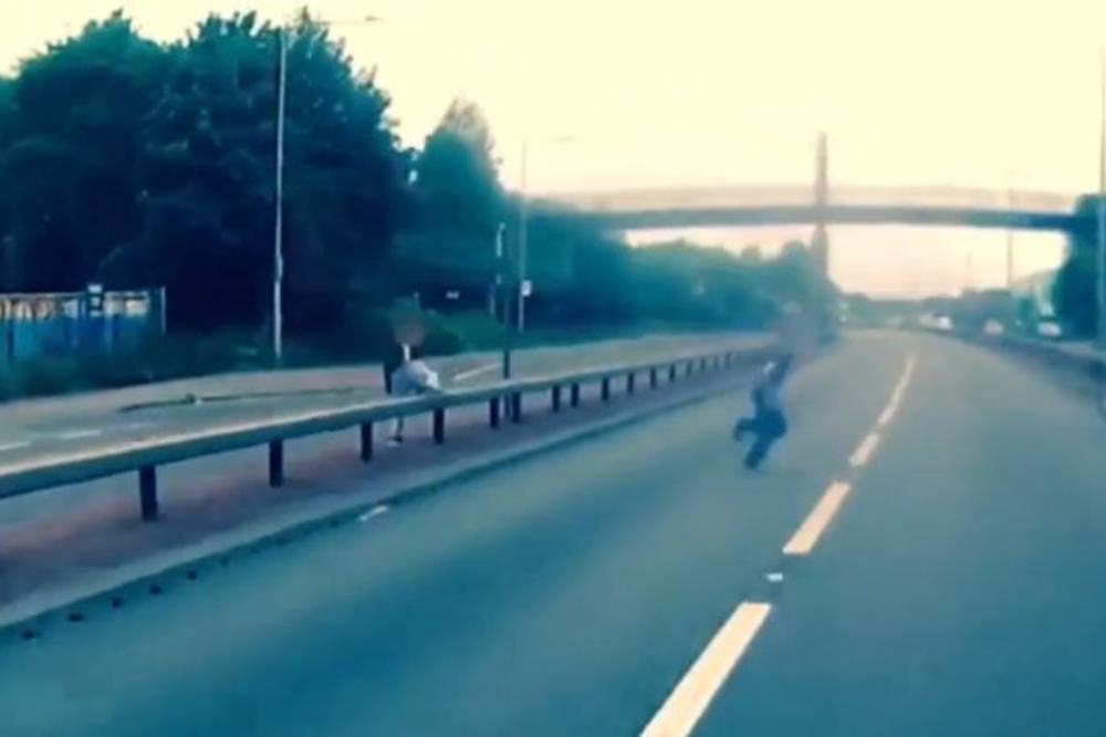 Da li su oni normalni? Jezivi trend među klincima: Pretrčavaju auto-put dok vozila jure (VIDEO)