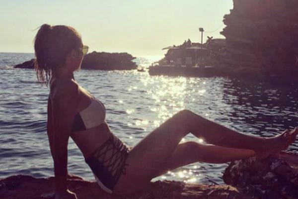 Sestra Slobode Mićalović golišavom slikom sa plaže zapalila mreže!  (FOTO)