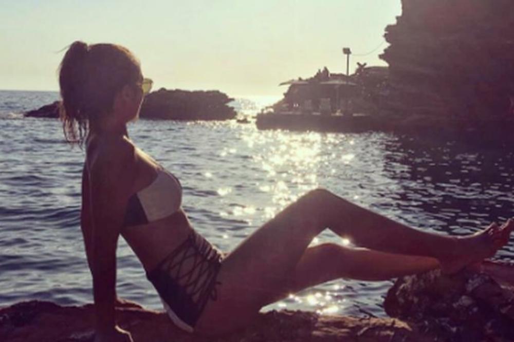 Sestra Slobode Mićalović golišavom slikom sa plaže zapalila mreže!  (FOTO)