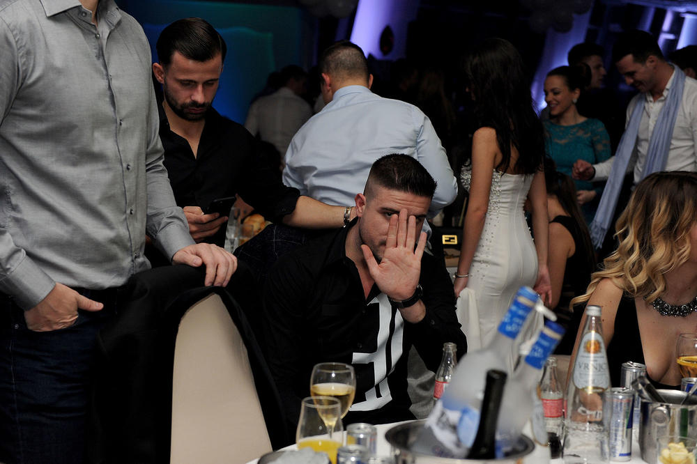 POPEO SE NA TRAKTOR, POČEO DA MEŠA PA DOBIO UDARAC U MEĐUNOŽJE: Od bola odmah PAO NA KOLENA, a onda ga dočekala...