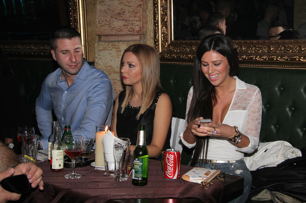 Staniju uči da peva jedna od naših najboljih pevačica! I peva joj i prateće! (VIDEO)